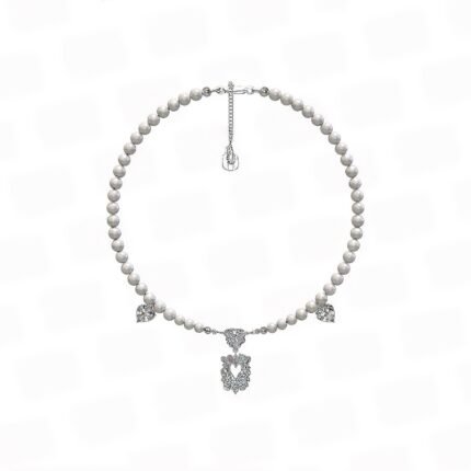 Heart-shaped pendant pearl necklace